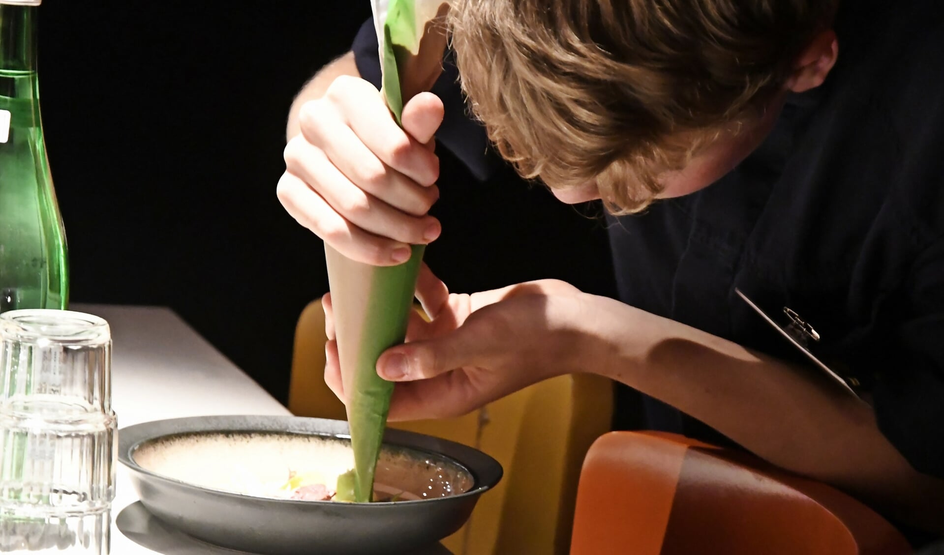 Quinten geconcentreerd in actie tijdens de kookwedstrijd. Foto: Frank Sikkink