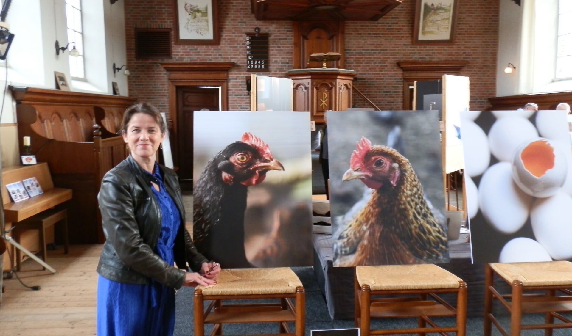 De expositie 'Verwondering' in de Antonius, met Sandra Oevering bij enkele van haar foto's. Foto: PR