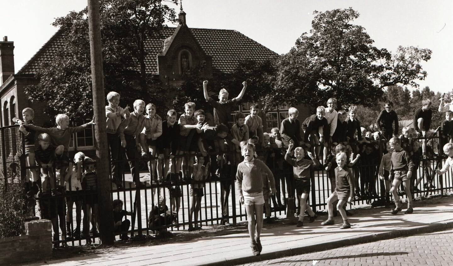 De jongens van de Keijenborgse St. Bernardusschool in 1969, het is één van de vele foto’s in het boek ‘Keijenborg, door de ogen van Jan Goossens’. Foto: Jan Goossens