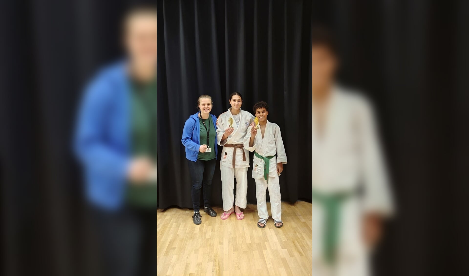 Judo Zutphen coach Anne met Esra en Abu. Foto: Anne Kerkhoven