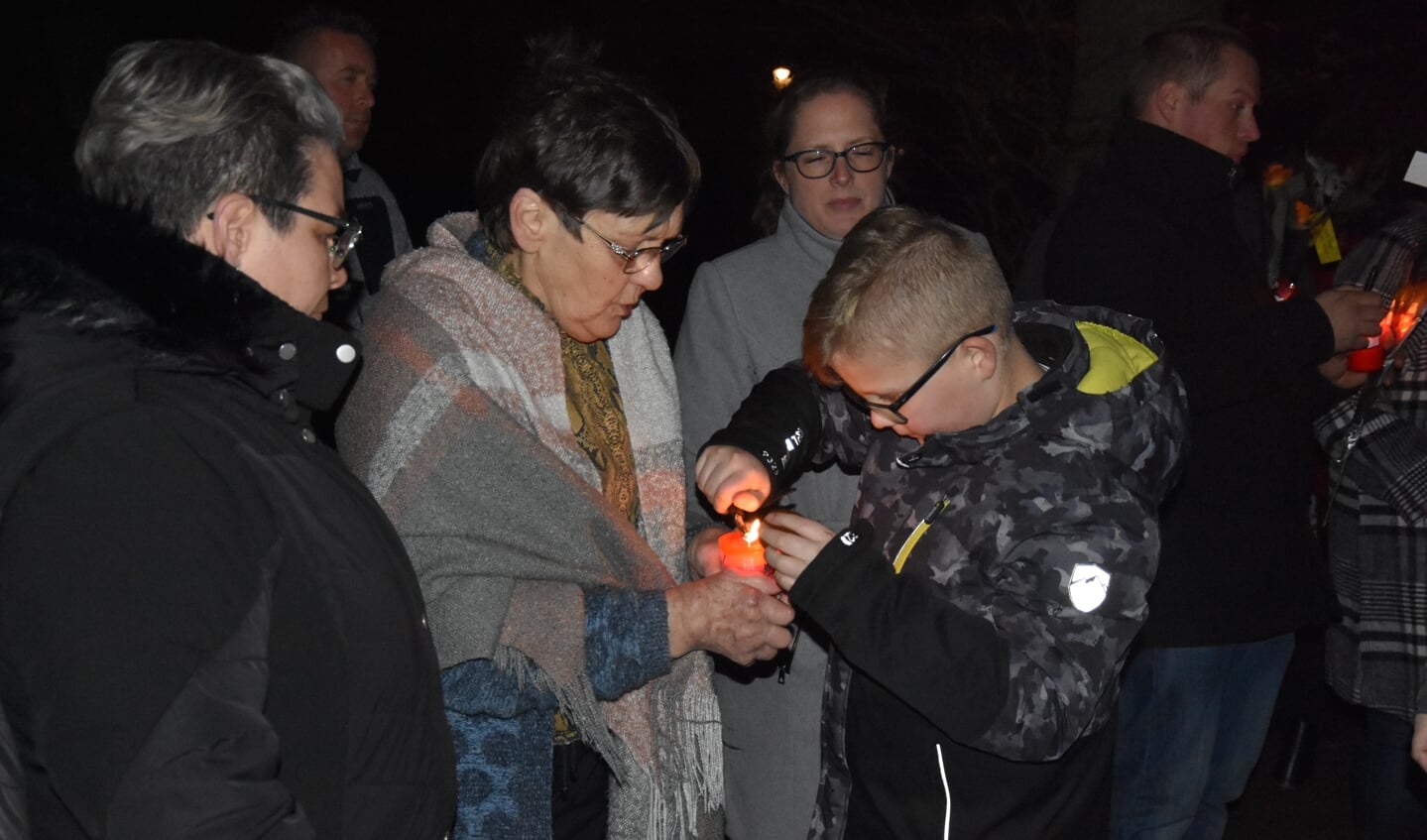 Iedereen krijgt een kaarslichtje en een bloem om mee te nemen langs het lichtjespad naar de begraafplaats. Foto: Jeffrey van Londen 