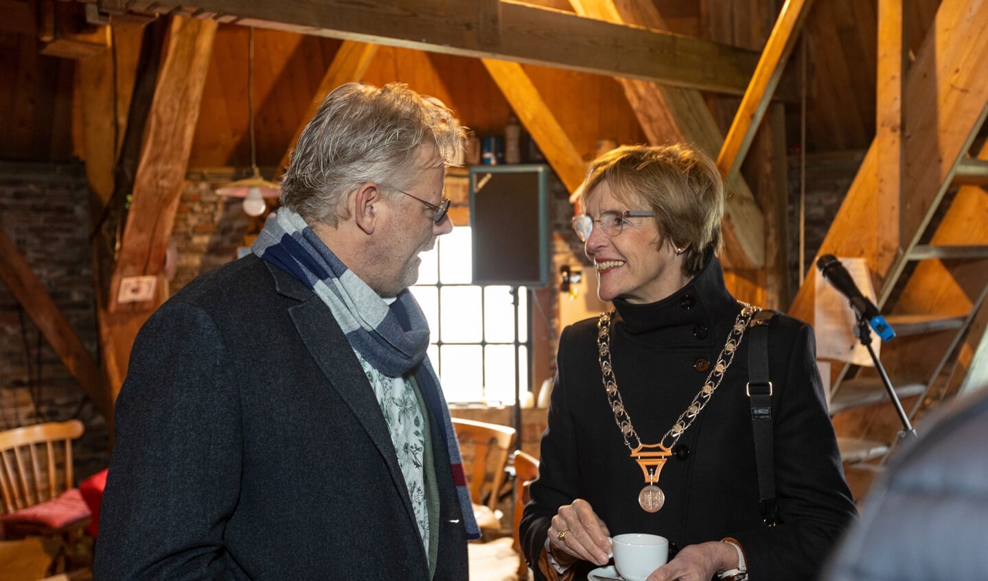 Peter Drenth spreekt met burgemeester Bronsvoort in molen Hermien tijdens opening Gelderse molendag. Foto: Fotostudio Jurgen Pillen 