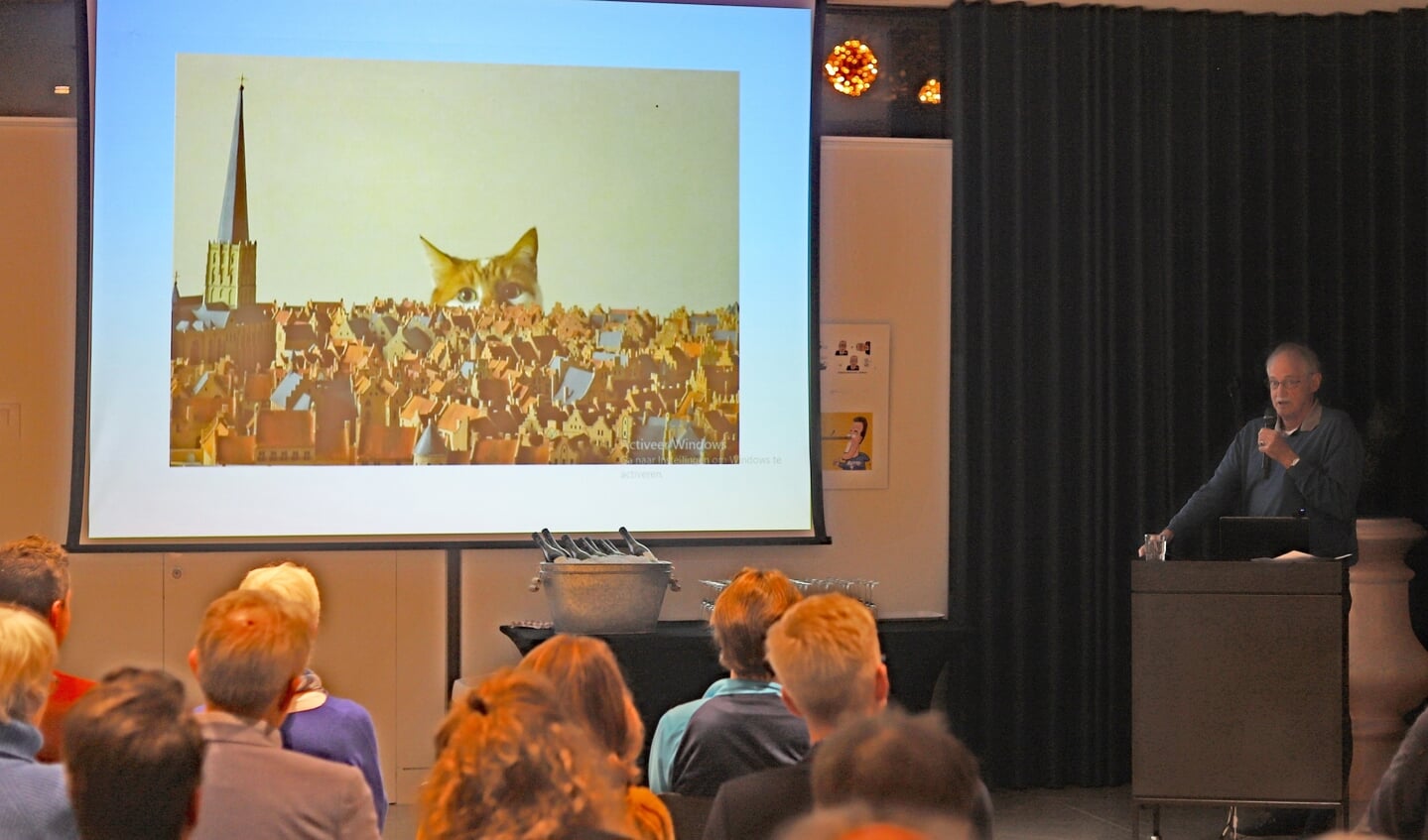 Maquettebouwer Constant Willems vertelt dat zijn kater Marcel Zutphen vanaf boven bekijkt. Foto: Sander Grootendorst