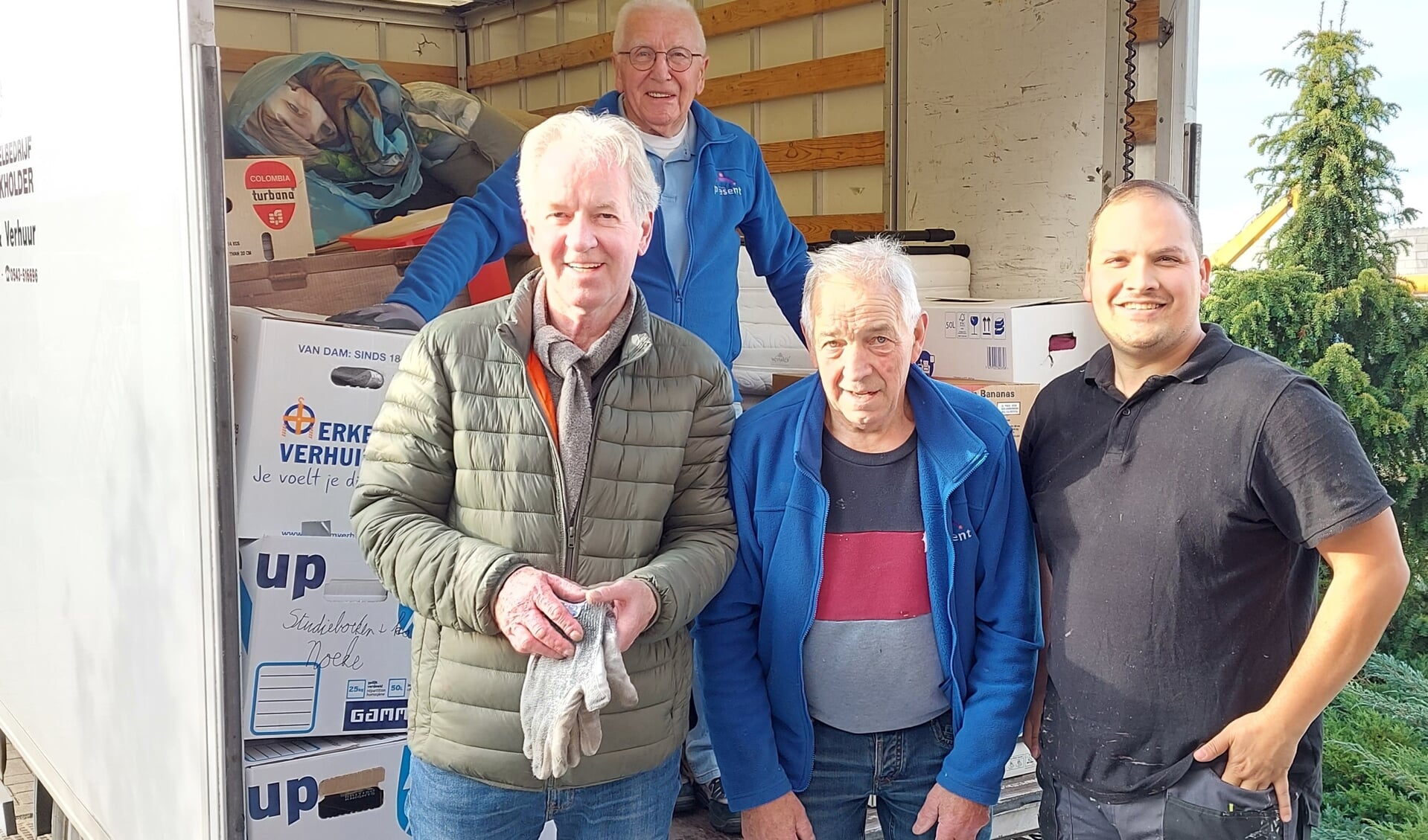 Flexvrijwilligers Present voor de verhuiswagen. Foto: Present Winterswijk