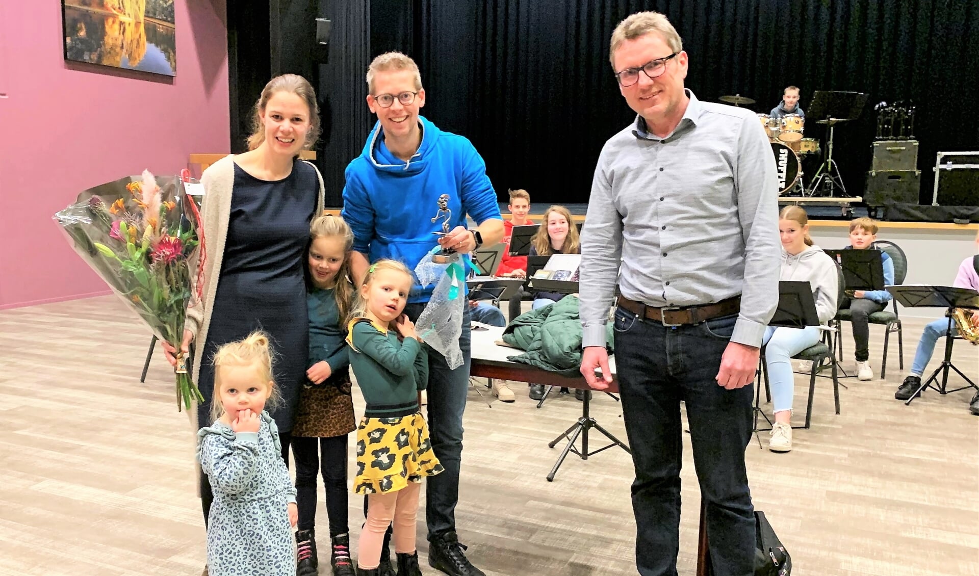 Bas Konings naast zijn partner Inge en hun drie kinderen. Rechts voorzitter Frank Raben van de MVG. Foto: Theo Huijskes