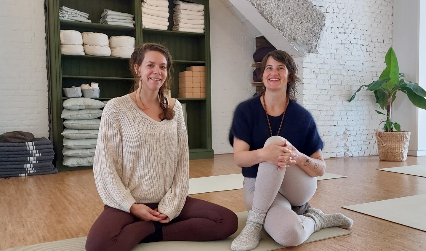 Marlies de Vries (l) en Fleur Bokhoven willen graag met jou proosten op de opening van Stroom en Stilte.