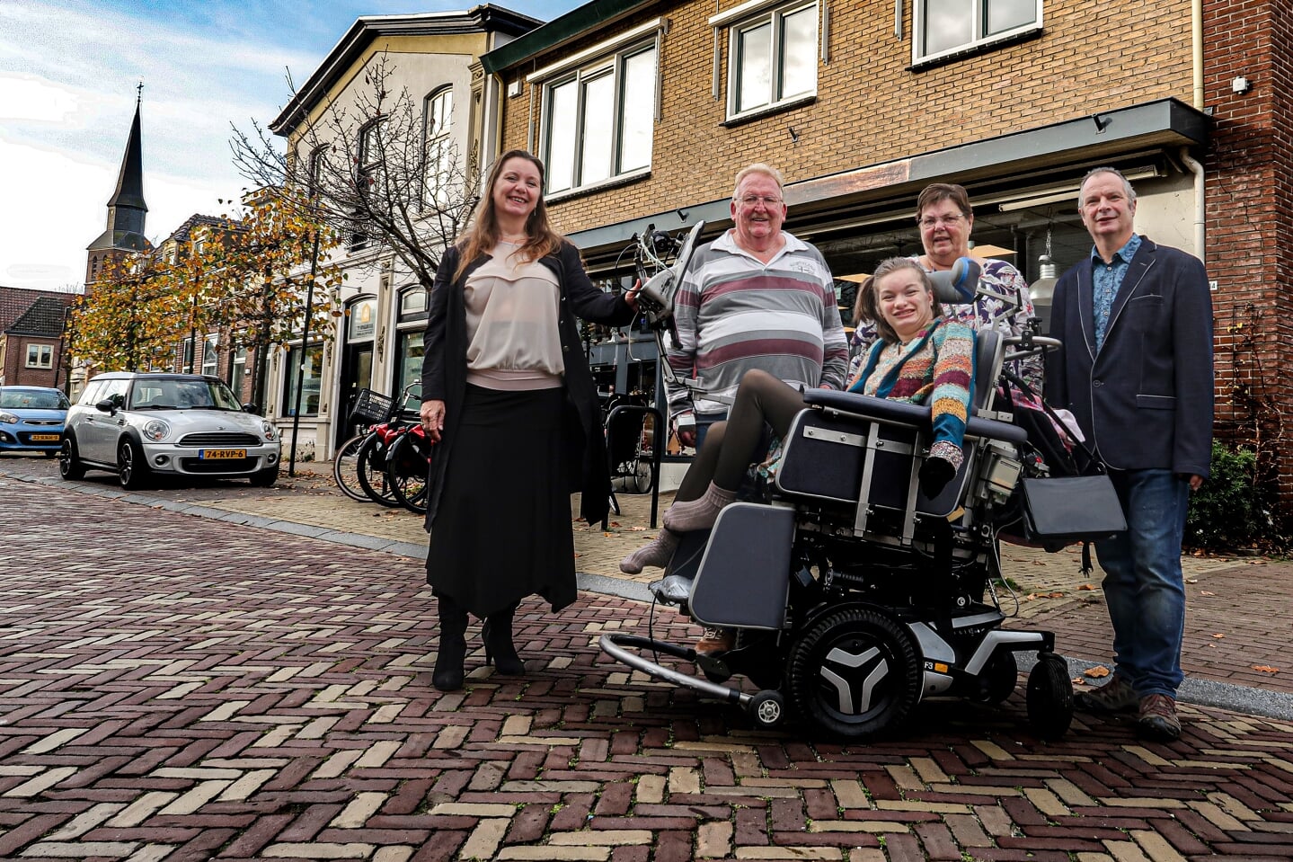 Petra Blom, Henk Schwarz, Litania Blom, Lenie Schwarz en Arie Blom (v.l.n.r.) voor de nieuwe kringloopwinkel van Stichting Litania in de Spalstraat in Hengelo. Foto: Luuk Stam