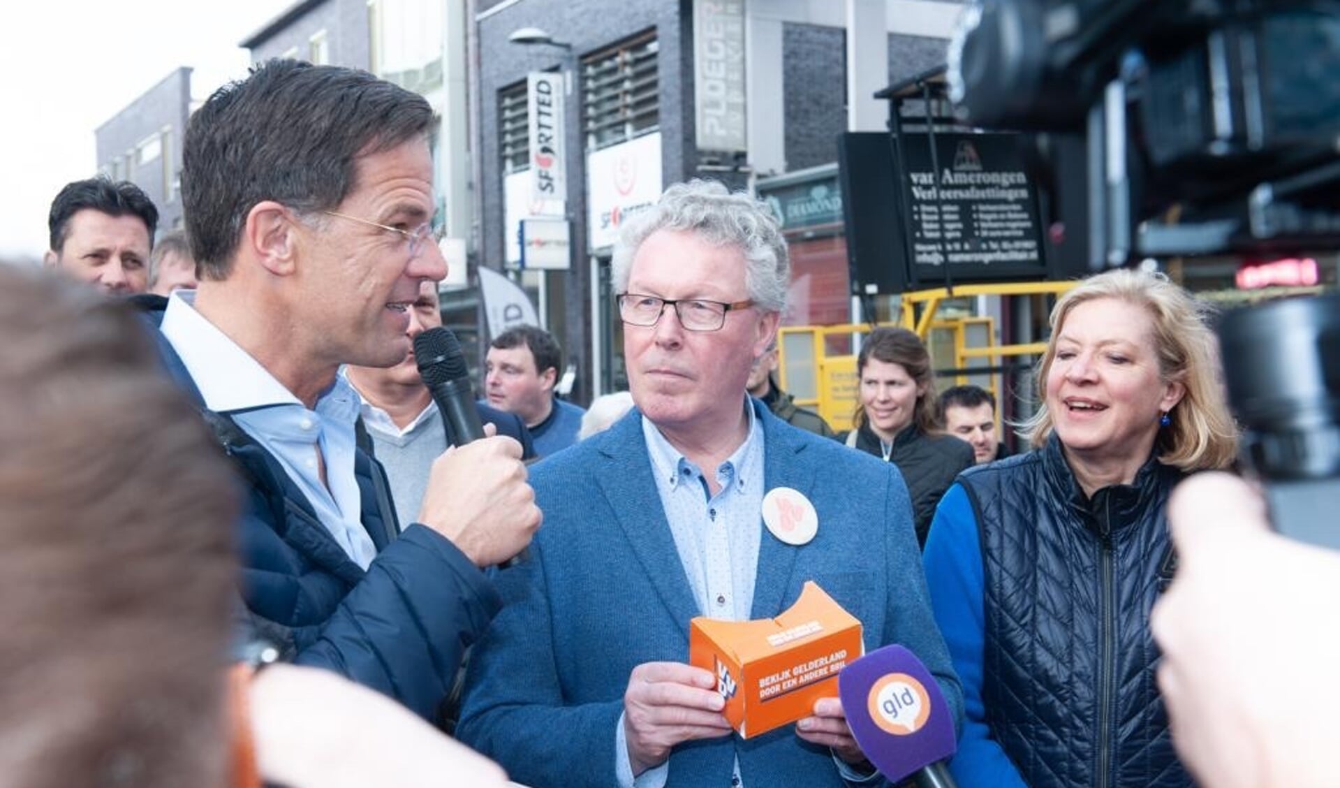 Mark Rutte, Jan Markink, toenmalig VVD Statenlid Rosmarijn Boender op campagne in 2019. Foto: PR