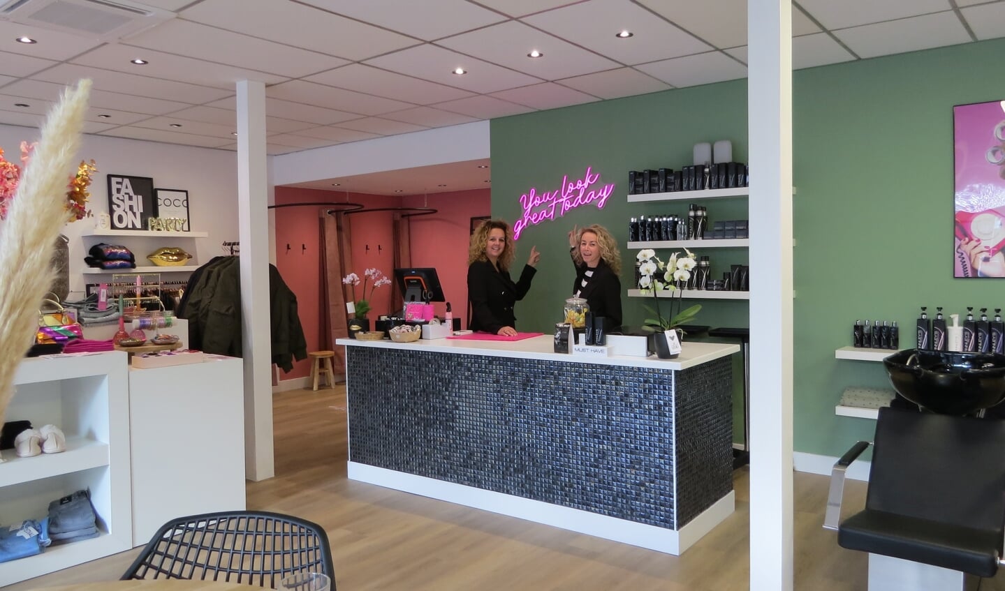 Bijschrift foto: Ivanka Jansen en Anja Sanders willen hun klanten met een goed gevoel de winkel uit laten gaan. Foto: Josée Gruwel. 