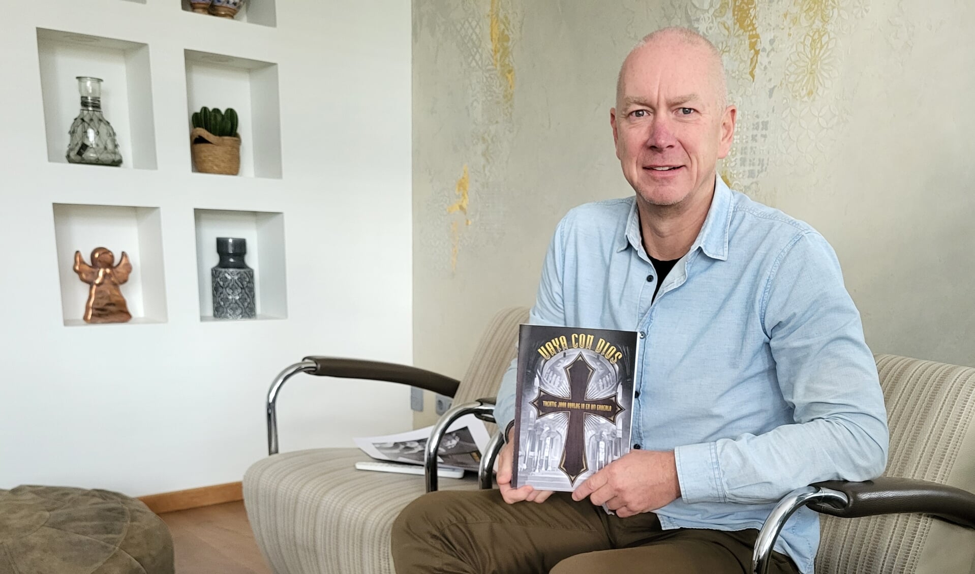 Raymond Mengerink met zijn boek 'Vaya con Dios'. Foto: Mark Ebbers