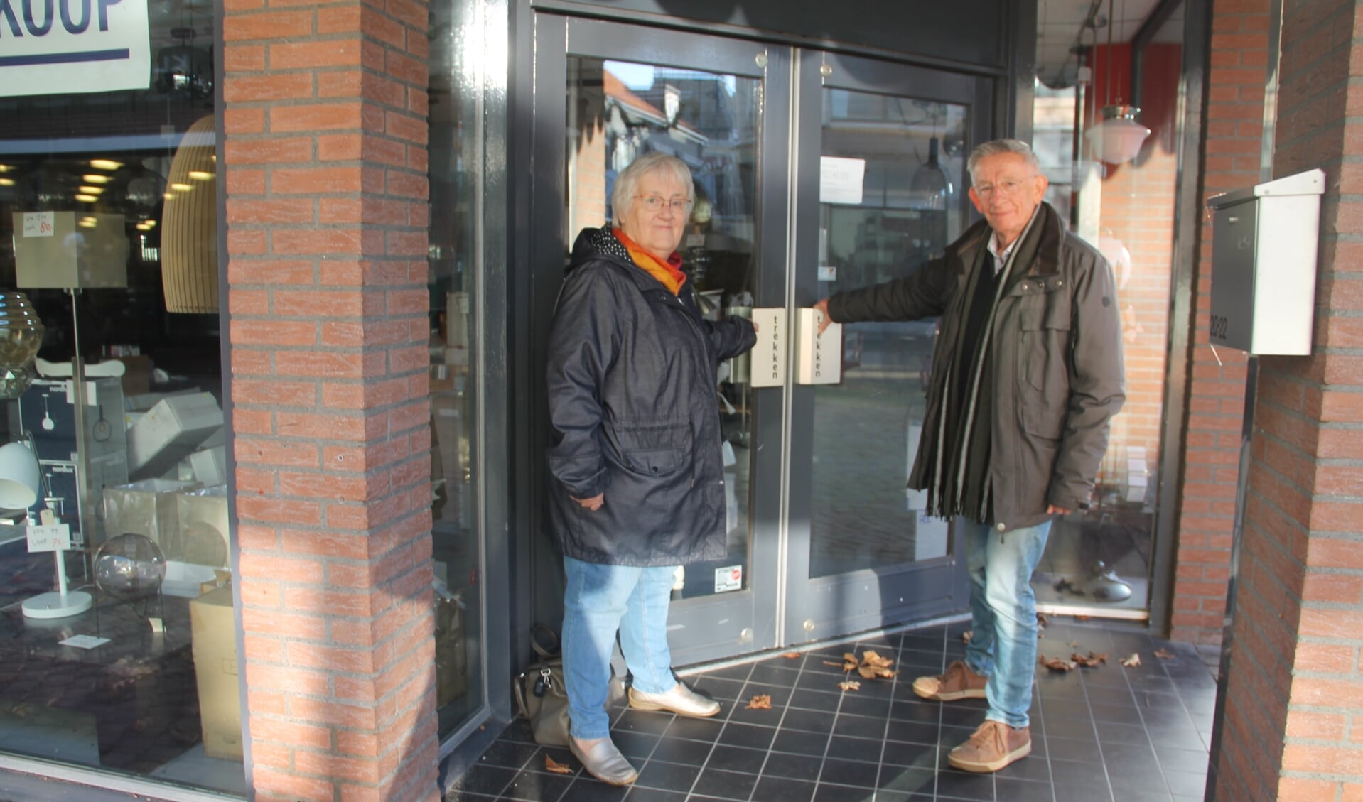 Gerda Osinga en Anton Reuvekamp bij de nieuwe ontmoetingsruimte aan de Ratumsestraat. Foto: Lineke Voltman