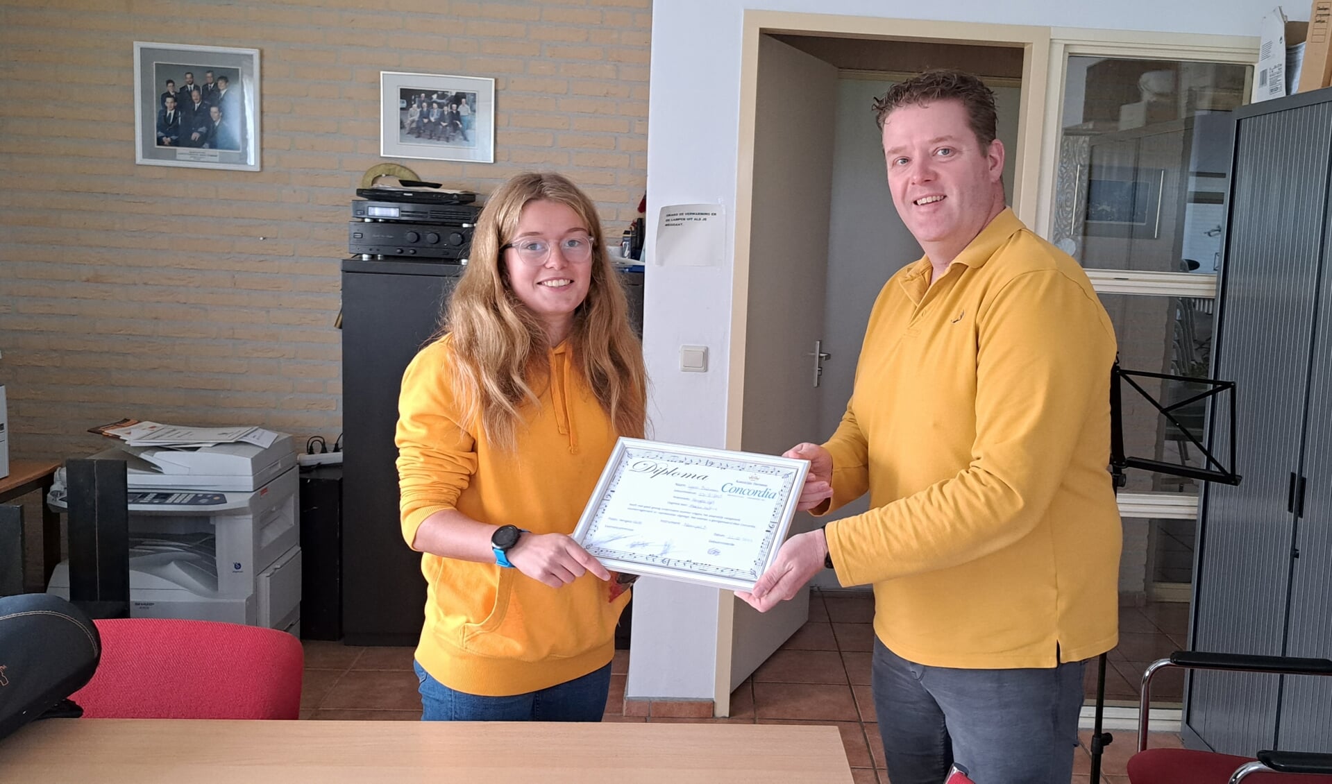 De net geslaagde Lynn Bultman ontvangt haar diploma van voorzitter Harmen Kraassenberg. Foto: Marieke Kraassenberg
