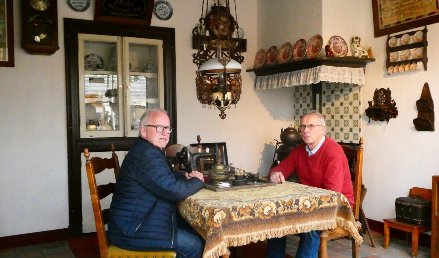 Geert klein Bluemink (l) en Dik Nijenhuis beraden zich aan de 'olde kökkentafel' over de toekomst van de tentoonstelling van Old Reurle. Foto: Jan Hendriksen