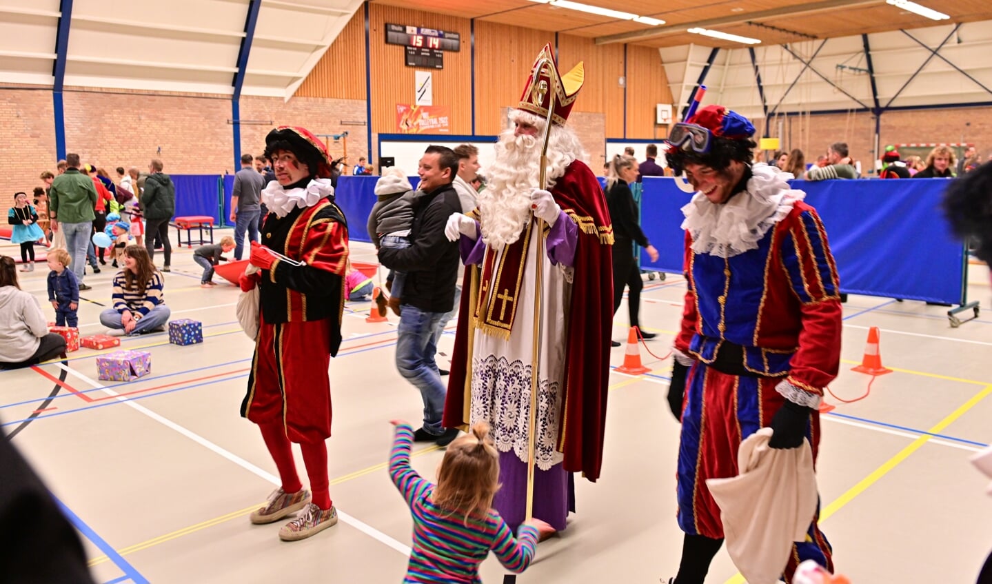 Sinterklaas en zijn pieten genieten van de pietengymnasten in Sporthal Het Hooge Wessel. Foto: Achterhoekfoto.nl/Paul Harmelink