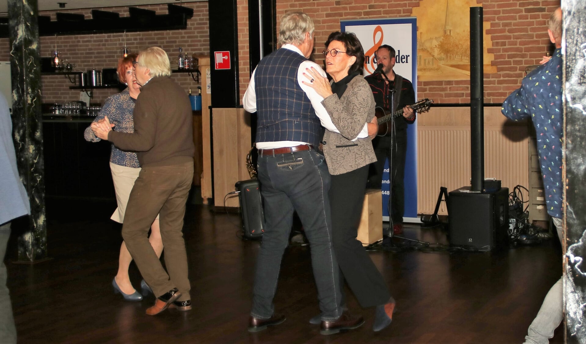 Gezelligheid en enthousiaste dansparen bij de eerste Balroomdance in De Herberg. Foto: Rob Schmitz