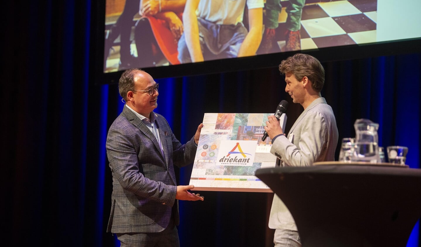 Overhandiging van de Impact Uitblinker Award aan de Marijn Smit, directeur van de Driekant uit Zutphen. Foto: PR