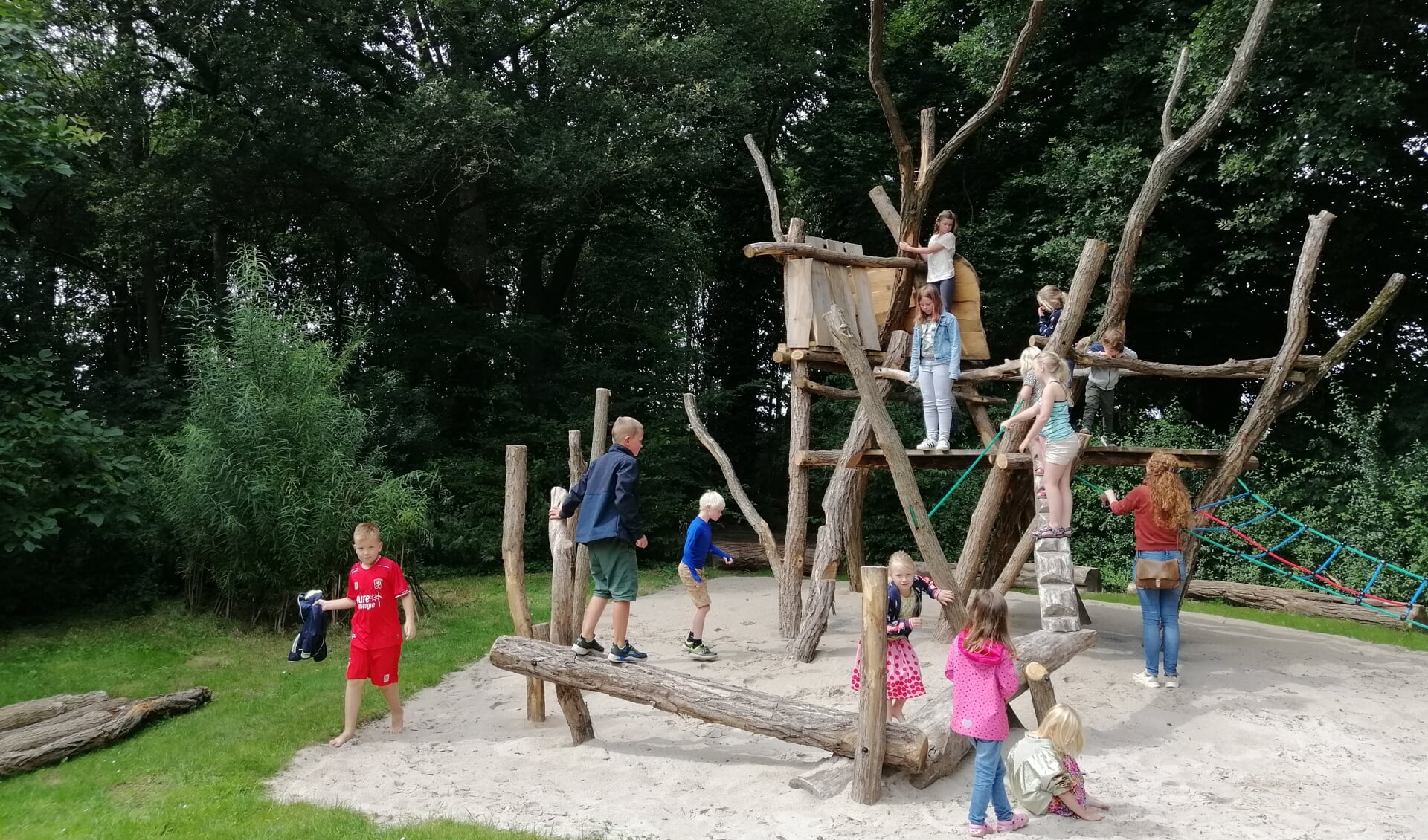 Kinderen spelen op het nieuwe klimstoestel in Kruidenhof te Mallum. Foto: PR