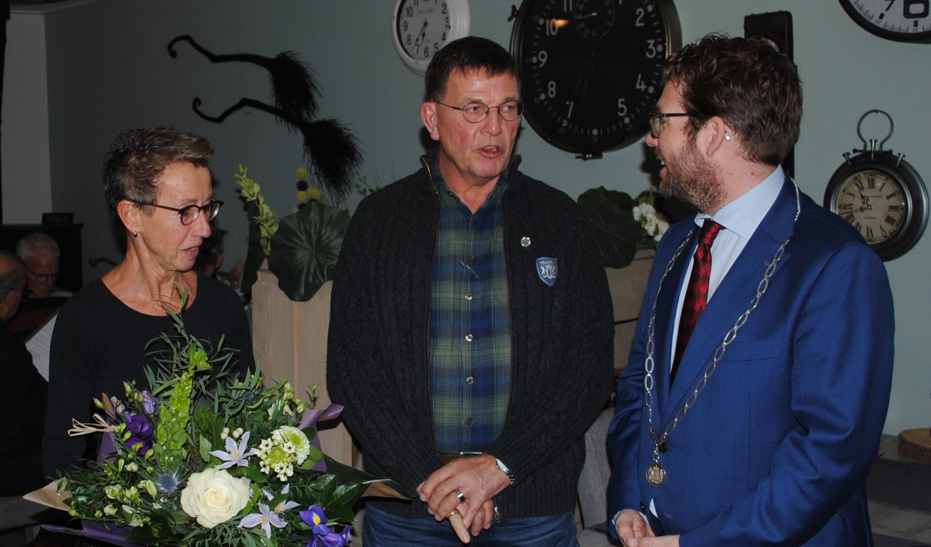 Dinant Beunk ontving uit handen van burgemeester Van ’t Erve een Zilveren Knoop. Foto: Johan Leusink