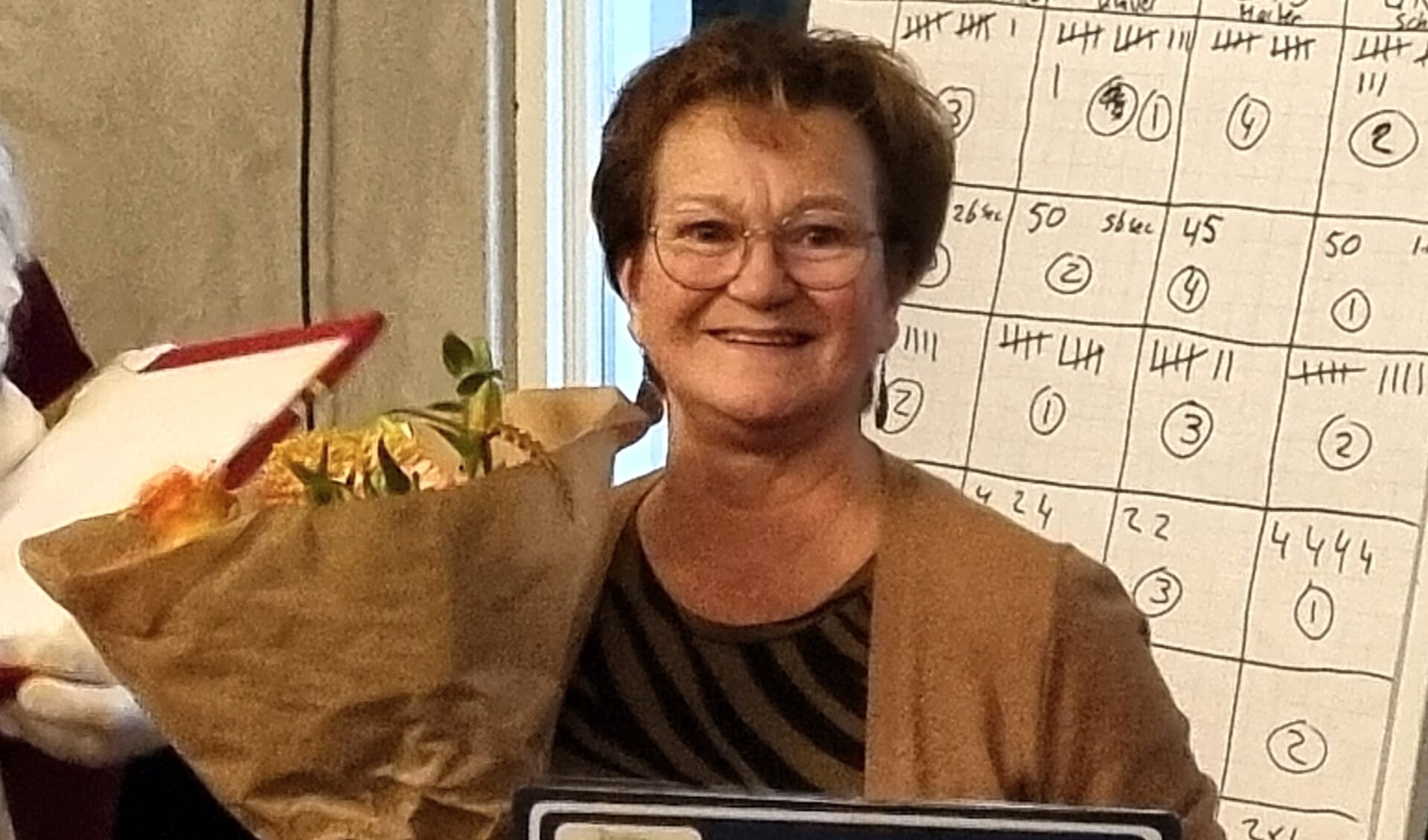 Penningmeester Betty Hogenelst legt na 35 jaar haar functie neer en wordt benoemd tot erelid van corsogroep Teeuws. Foto: PR