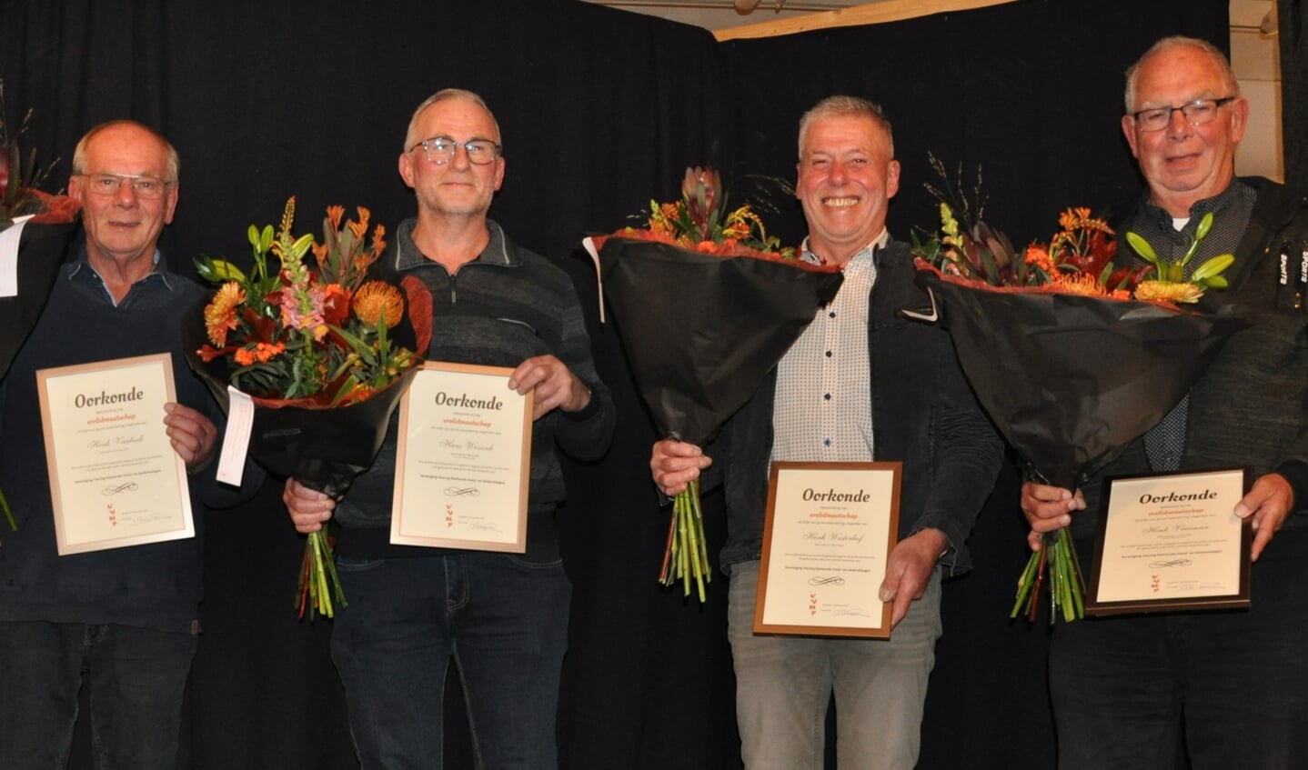 Afscheid nemende bestuursleden. Foto: PR