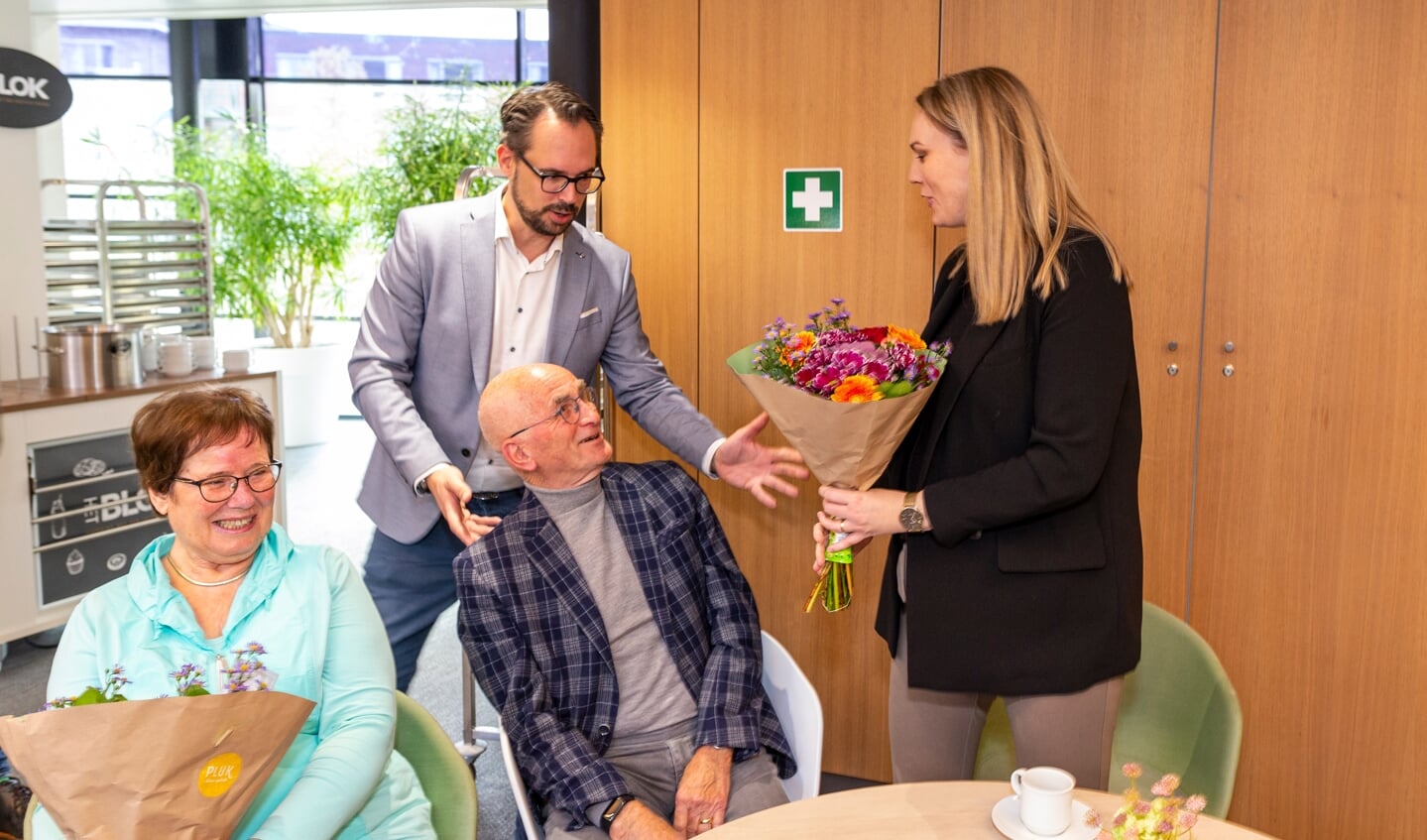 Wethouder Dusseldorp reikt een bloemetje uit aan vrijwillig chauffeur Peter. Foto: Fotostudio Jurgen Pillen
