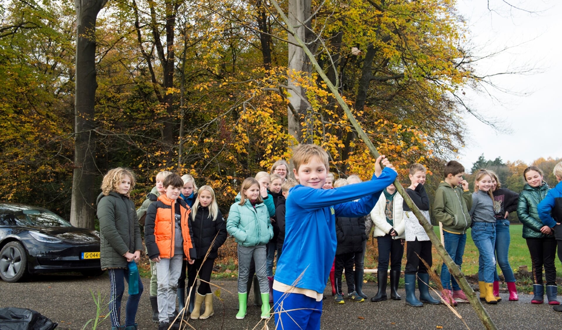 In de gemeente Lochem zorgden kinderen voor een jonge biodiverse bomenrij in het buitengebied. Foto: PR
