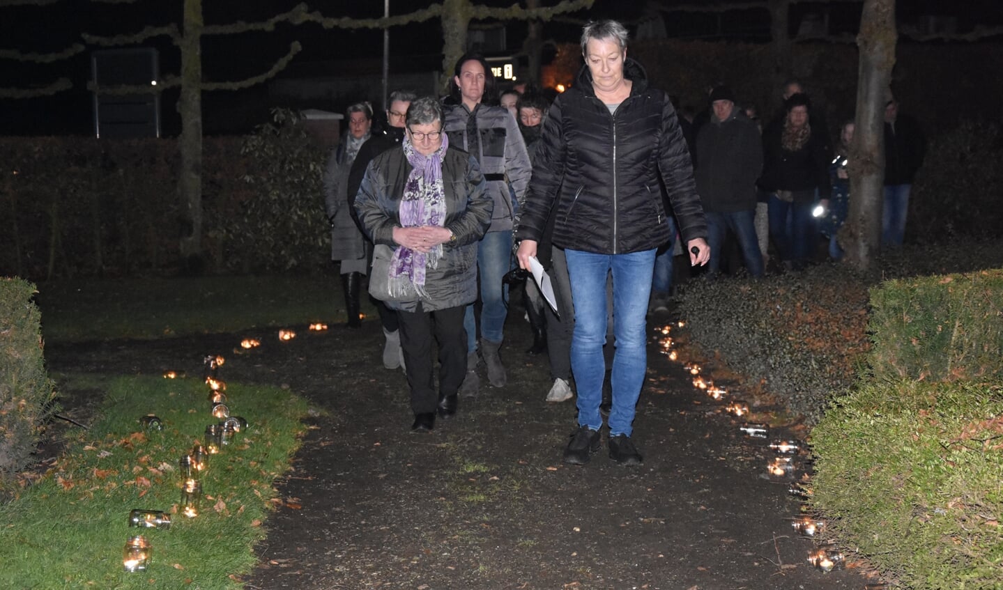 Op Wereldlichtjesdag gezamenlijk langs het lichtjespad lopen naar de begraafplaats. Foto: Jeffrey van Londen 