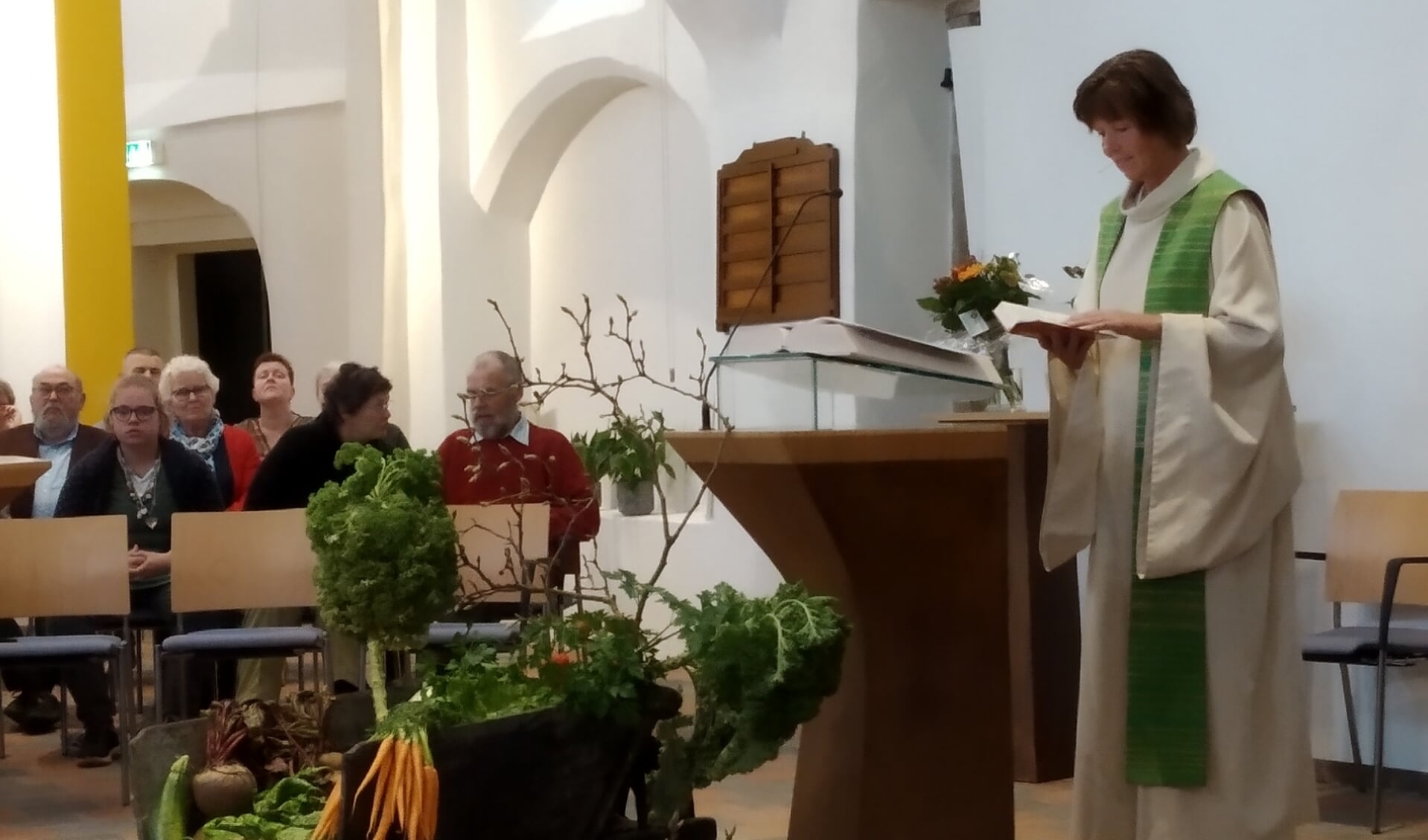 Een kruiwagen met groente en fruit midden in het liturgisch centrum verbeeldde tijdens de kerkdienst de rijke oogst. Foto: PR