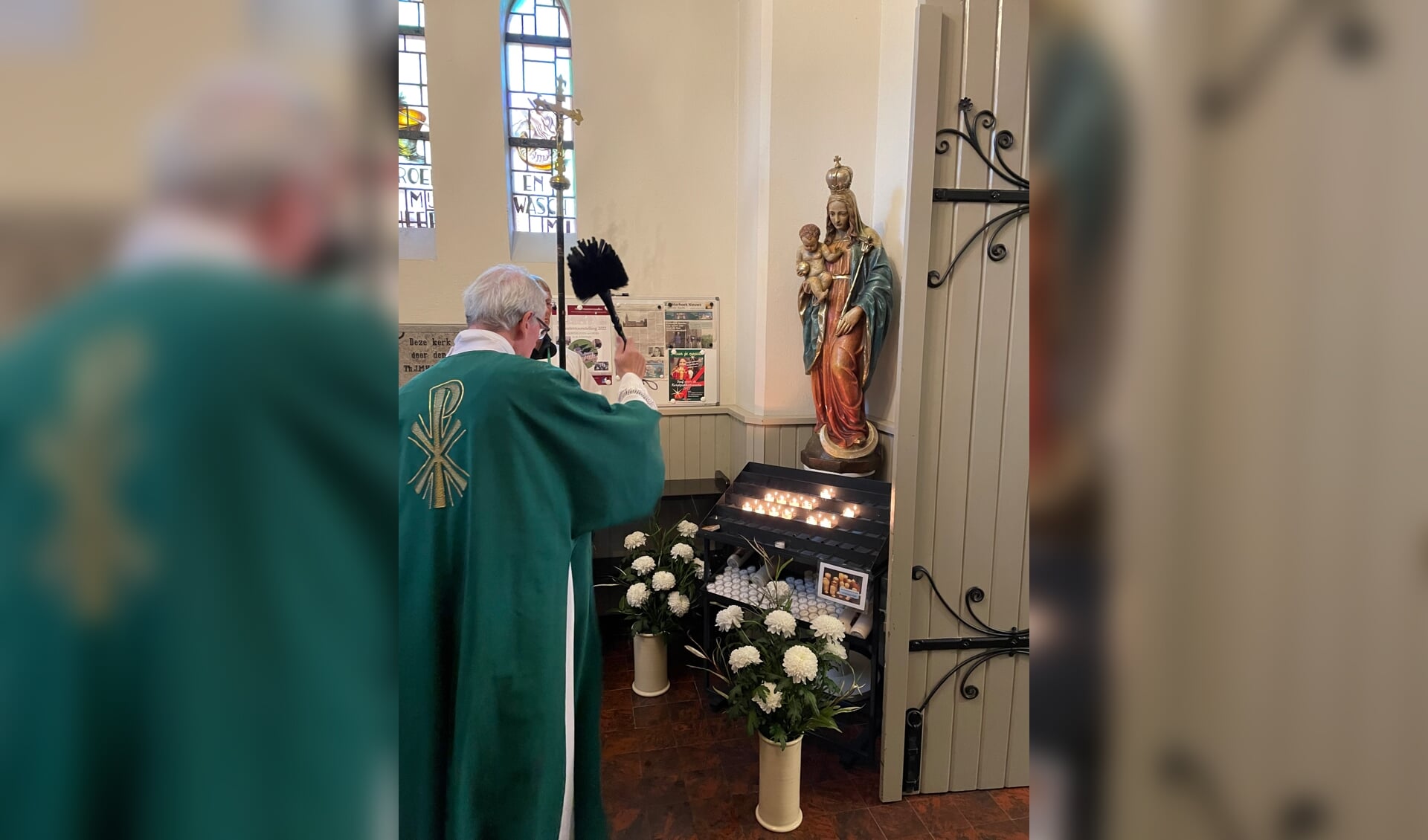 De Mariakapel in de Sint Willobrordkerk wordt ingezegend. Foto: PR