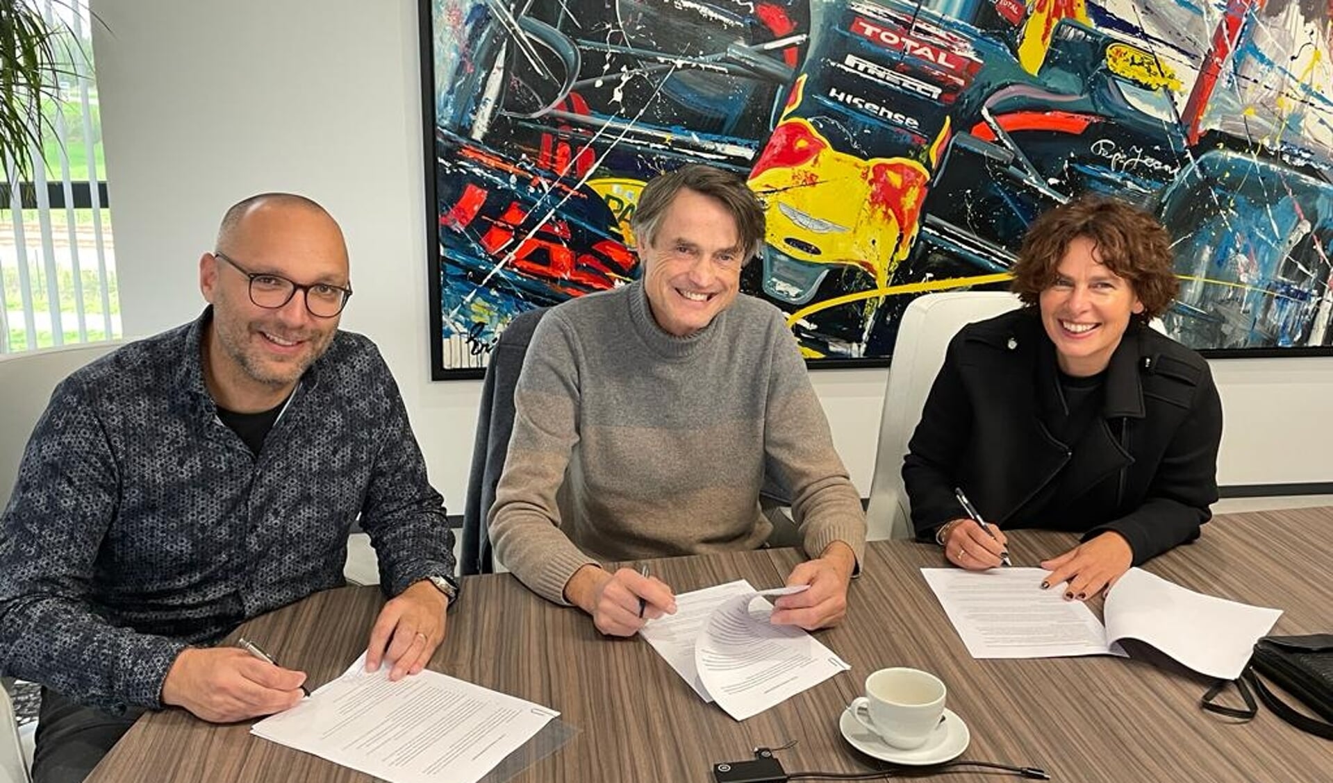 De overdrachtsakte is inmiddels getekend. Vlnr: Daniël Frenken, Paul Kuipers en Daniëlle Kuipers-Huis in 't Veld. Foto: PR