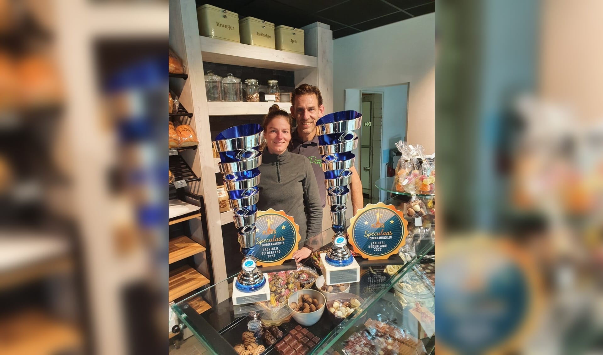 Bakkerij Proef wint de trofee voor lekkerste speculaasjes zonder amandelen van Nederland; Menno en Vera namen de bijbehorende prijzen in ontvangst. Foto: PR
