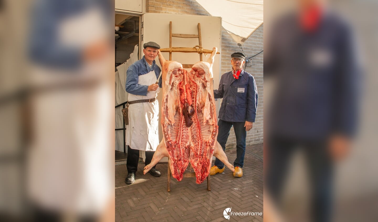 Slager Rein Hofman (l) van slagerij Kastelein en oud/slager Henk Oplaat. Foto: FreezeFrame Achterhoek (Ans Smeenk en Siska van der Bij) 
