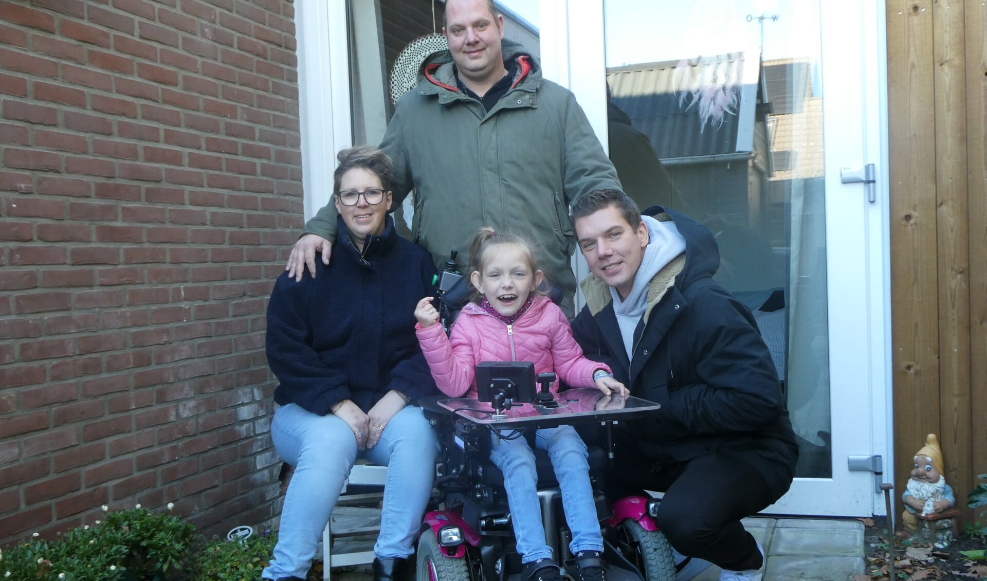 Mirthe Huetink tussen haar moeder Marijke, vader Rudy en oom Roy (r). Foto: Jan Hendriksen