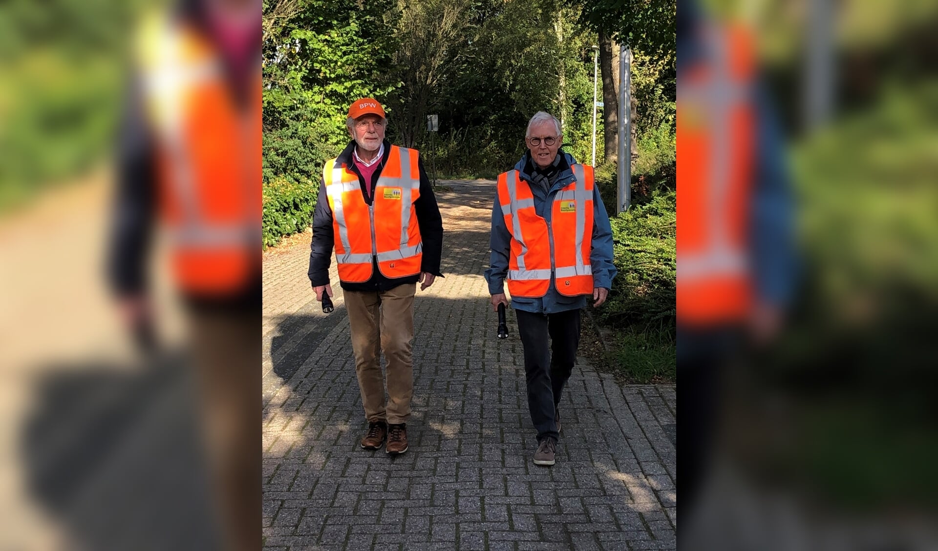 Buurtpreventen Roel van Oosten (l) en Menno Kok: ‘Samen wandelen voor een veiliger buurt is ook gezellig en goed voor je conditie.’ Foto: Emy Vesseur