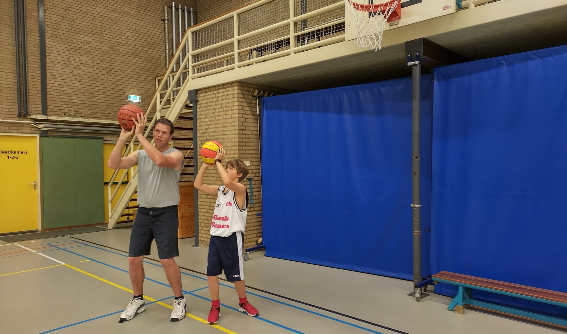 Florian Huiskamp leert zijn zoon Toby de basketbalsport. 
