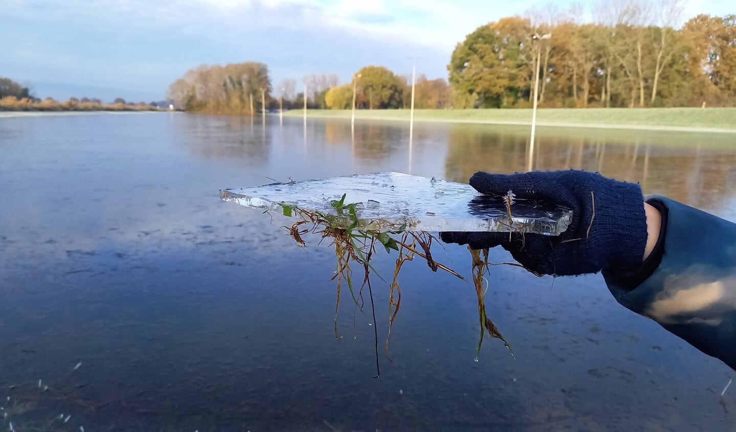 Op de ijsbaan in Laag-Keppel ligt na een nachtvorst één centimeter ijs. Foto: Irma van Hof
