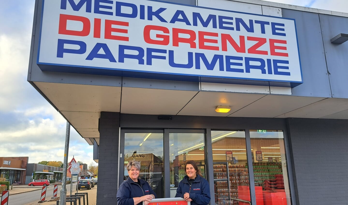 Vanaf donderdag 17 november is Die Grenze in Groenlo geopend. Op de foto filiaalleider Monique Groote Schaarsberg (l) en Priscilla ten Dolle. Foto: Kyra Broshuis