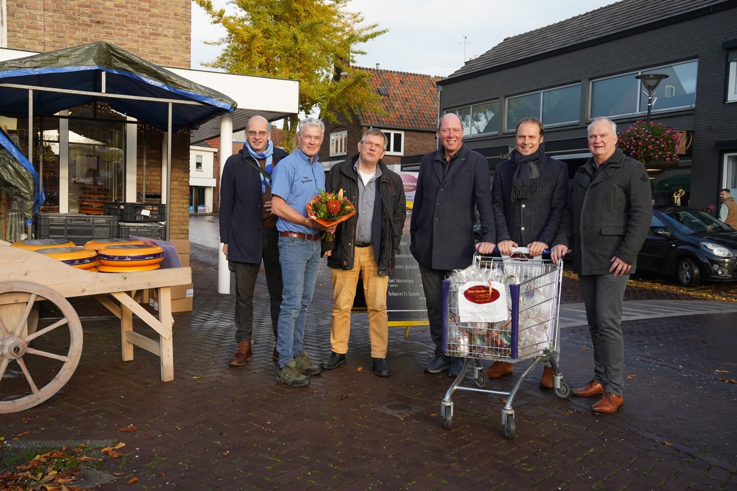 Dorpsmanager Hans Wennekes, Peter Kroesen en de wethouders Joop Wikkerink, Ted Kok, Hans te Lindert en Erik Groters.
