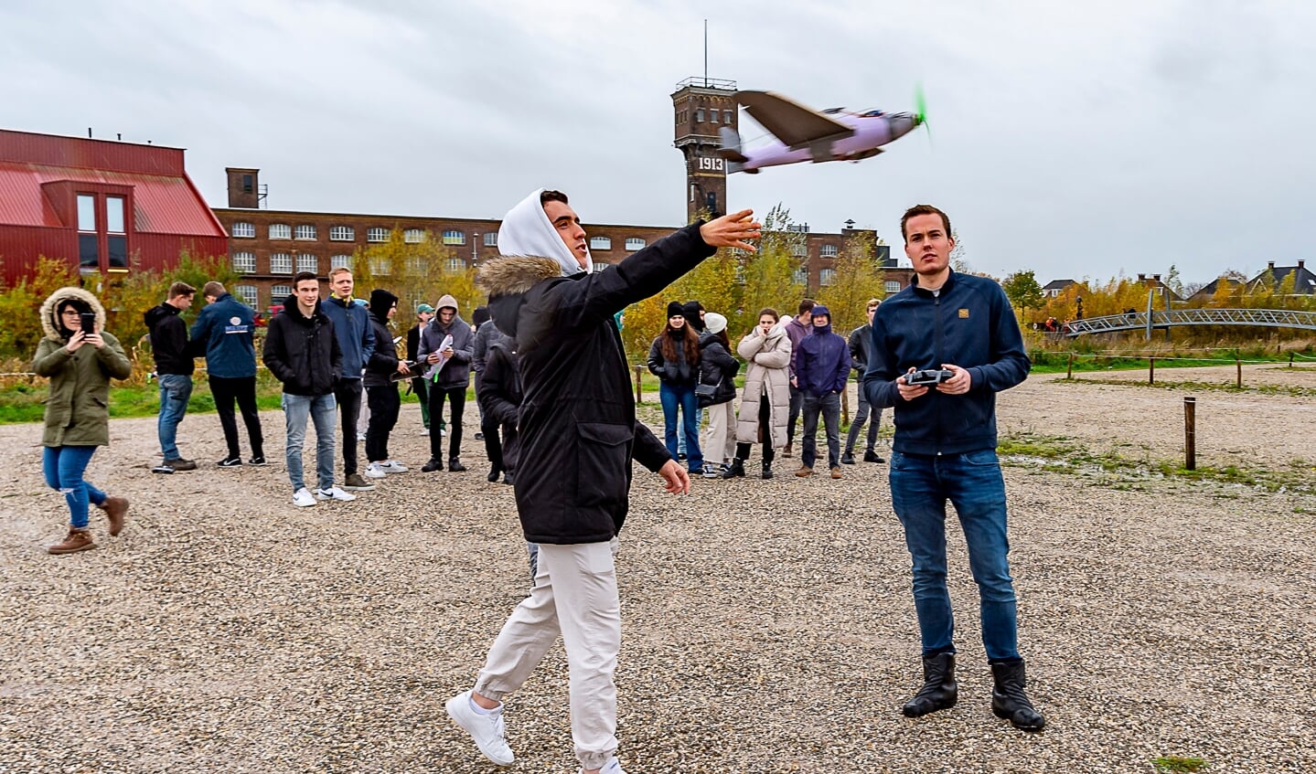 Proef met modelvliegtuig. Foto: Henk van Raaij