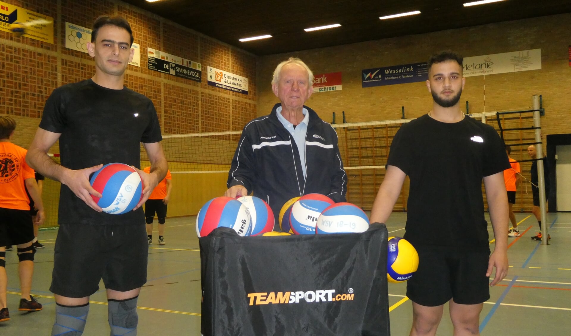 Trainer Dick van Slooten te midden van Mahan uit Iran en Mohammed uit Palestina. Foto: Jan Hendriksen.