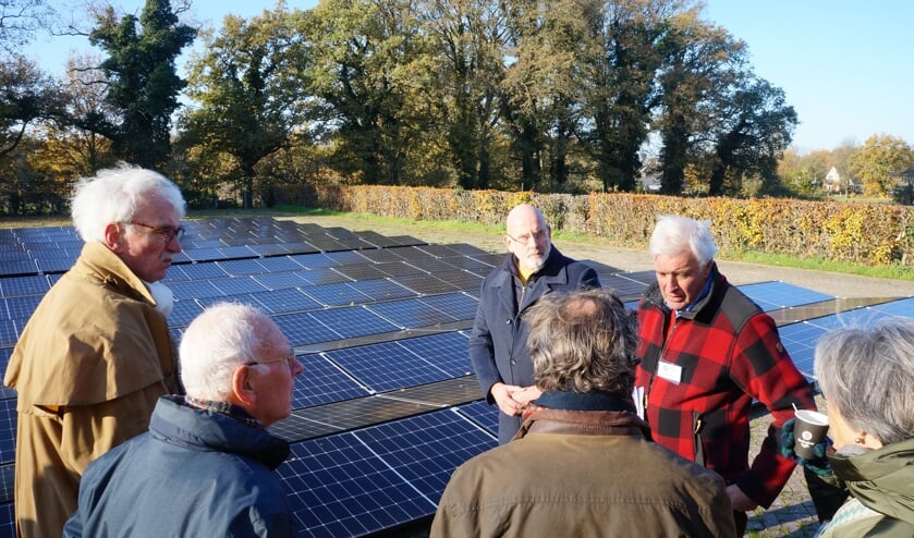 Martien Pater (rechts) voorzitter van Energie Coöperatie Vorden geeft tekst en uitleg bij de zonnepanelen. Foto: Richard Stegers