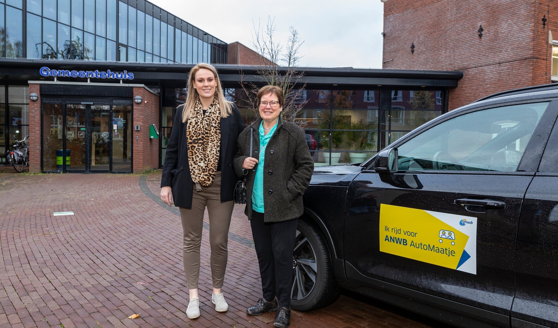 Wethouder Ellen Dusseldorp en Dini Heringa voor het gemeentehuis in Lichtenvoorde. Foto: Fotostudio Jurgen Pillen
