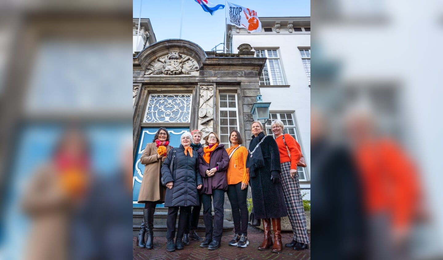 Burgemeester Annemieke Vermeulen en vertegenwoordigers van de Soroptimist Club Zutphen bij de vlag ‘Stop Geweld tegen Vrouwen’. Foto: Jolanda van Velzen
