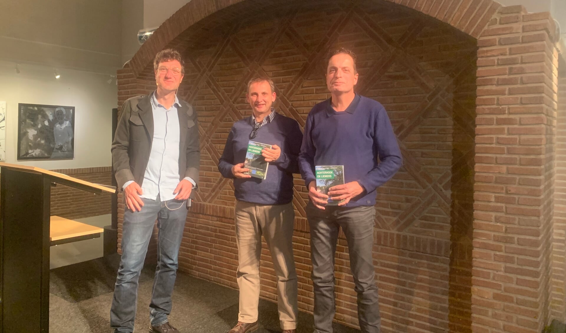 Uitreiking eerste exemplaren door de auteur Dirk Hilbers (links) aan Sander Nijhuis (midden) en André Kaminski (rechts). Foto: Jos Wessels 
