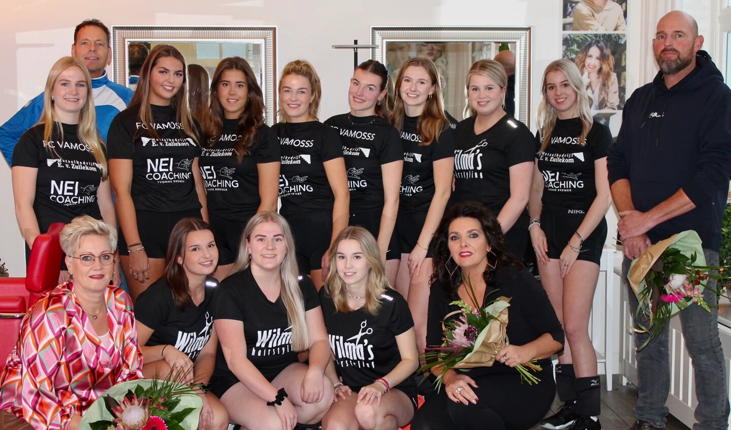 Dames stratenvolleybalteam FC VAMOSSS en hun sponsoren. Foto: Talitha Bremer