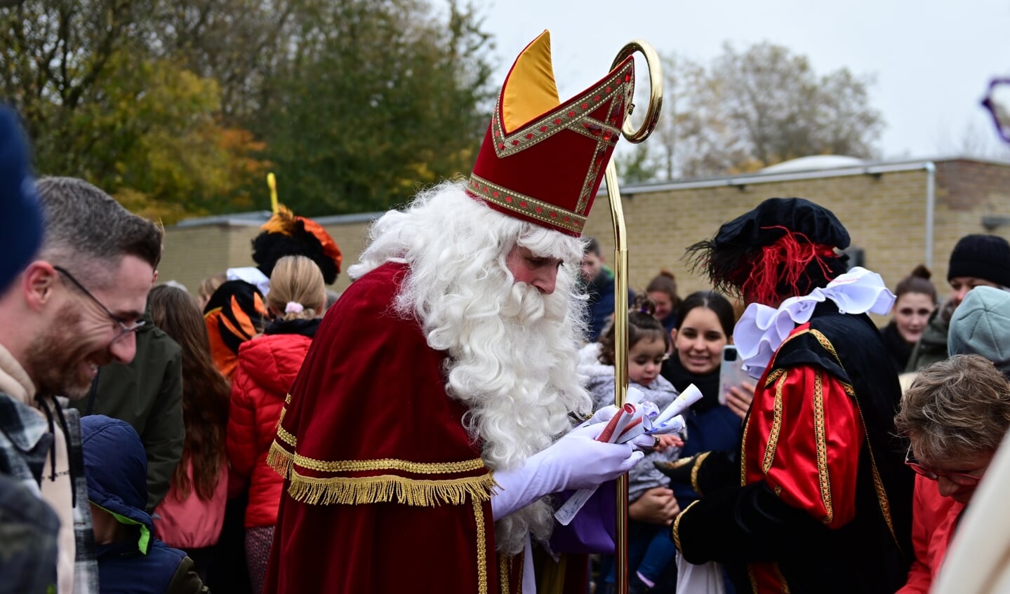 Sinterklaas verzamelde de vele brieven en verlanglijstjes. Foto: Achterhoekfoto.nl/Paul Harmelink