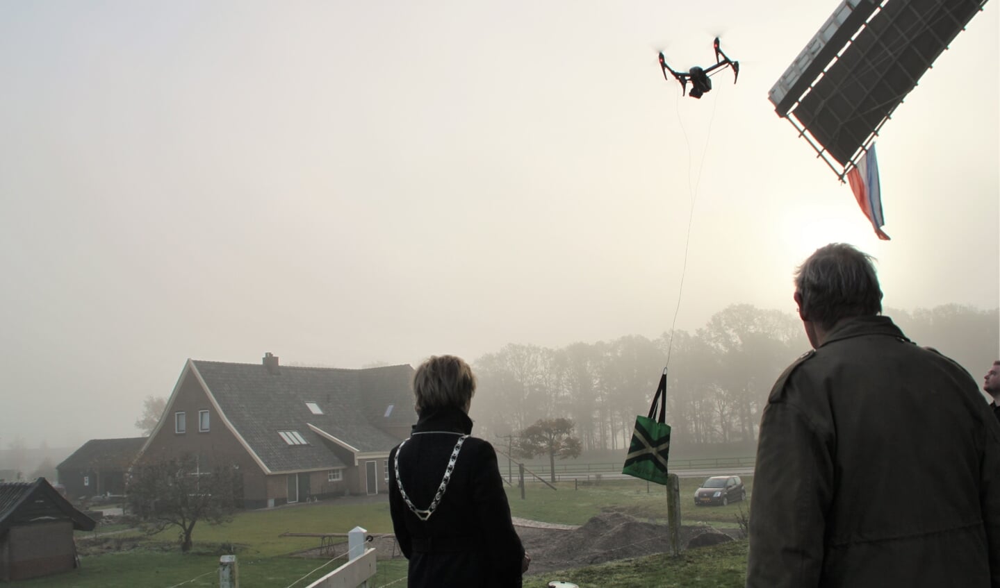 Drone brengt tas met boek 'twee eeuwen in weer en wind'. Foto: Dinès Quist