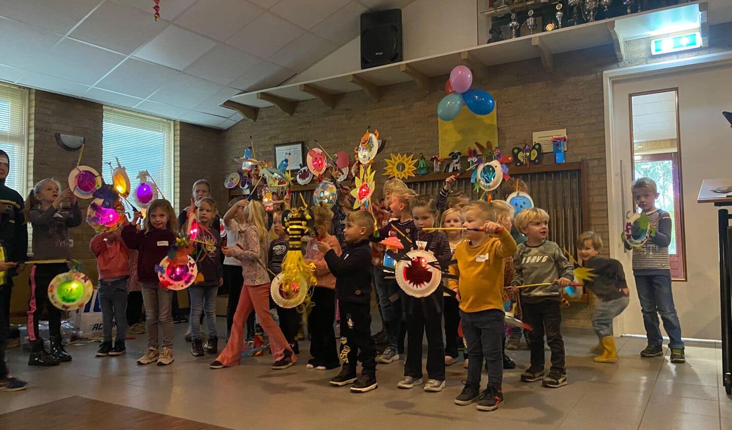 De kinderen hebben hun lampions al klaar. Foto: commissie St. Martinusfeest