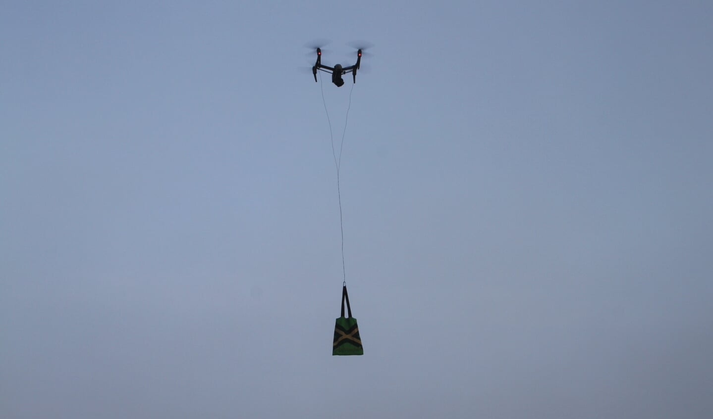 Drone brengt tas met boek 'twee eeuwen in weer en wind'. Foto: Dinès Quist