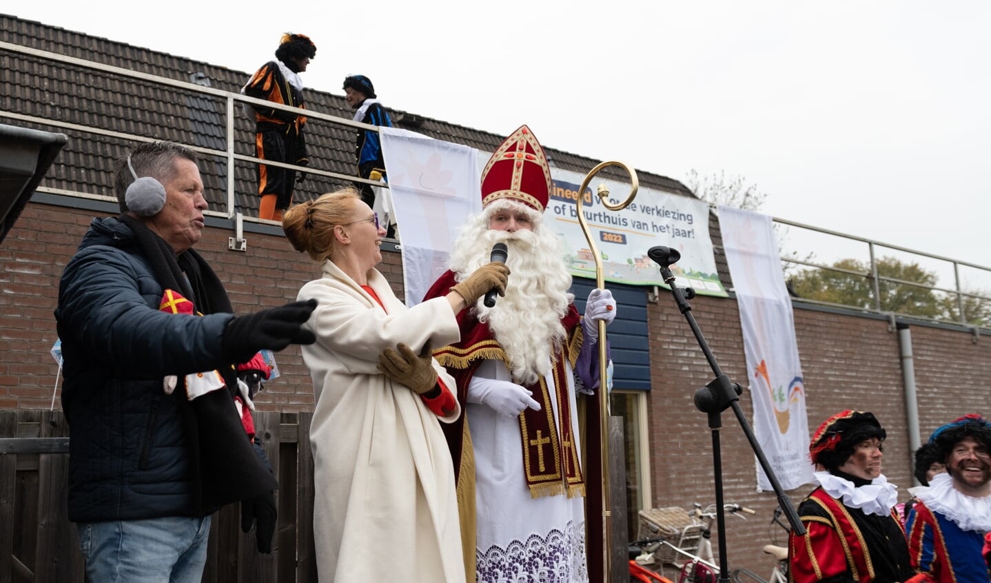 Sinterklaas in gesprek met wethouder Gosselink en spreekstalmeester Klaas Leutscher. Foto: Achterhoekfoto.nl/Paul Harmelink